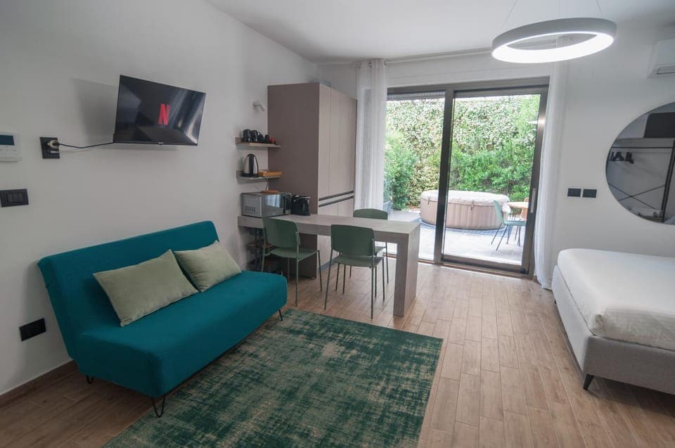 Hot Tub, TV and multimedia, Living room, Photo of the whole room, Dining area, Garden view