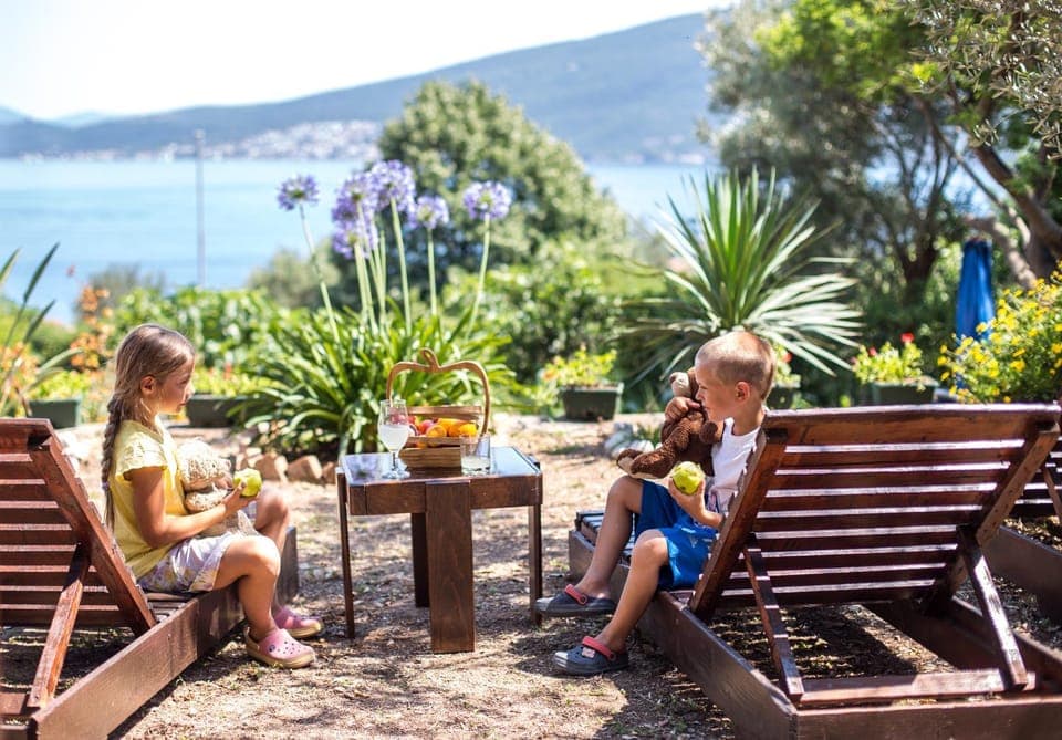 Guests, Garden view, young children