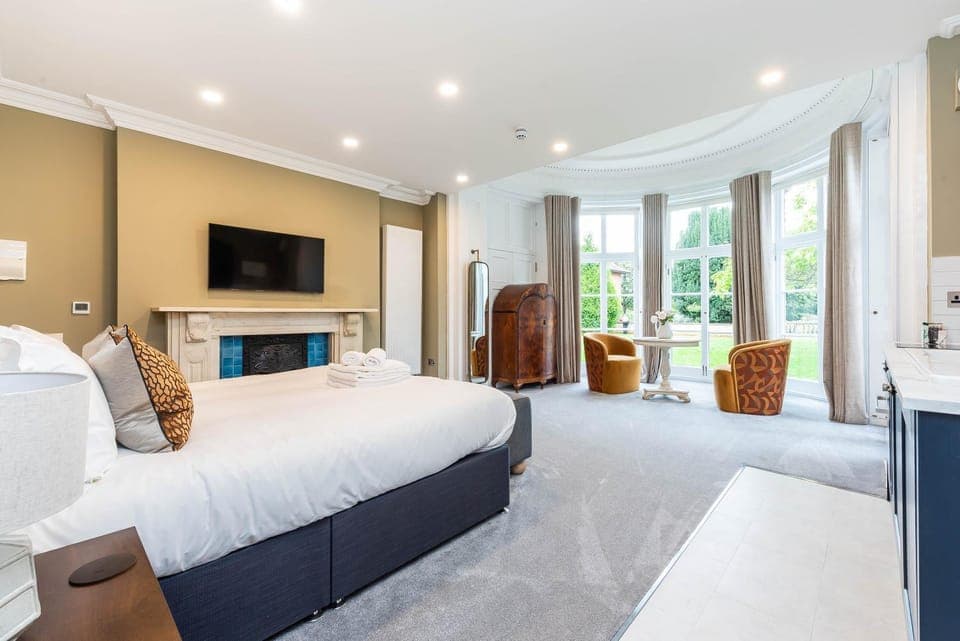 TV and multimedia, Kitchen or kitchenette, Photo of the whole room, Seating area, Bedroom, Garden view