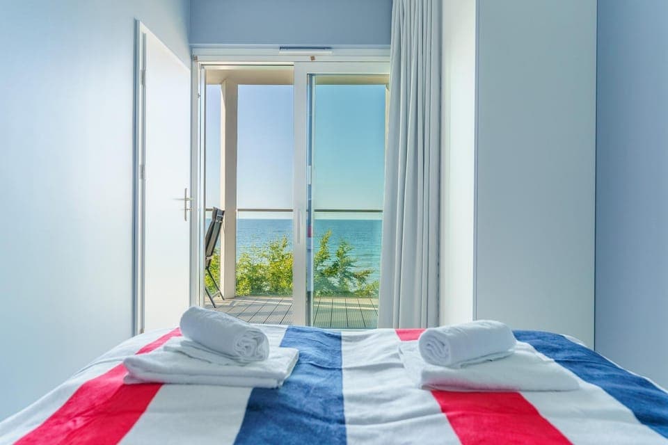 Bed, Bedroom, Sea view