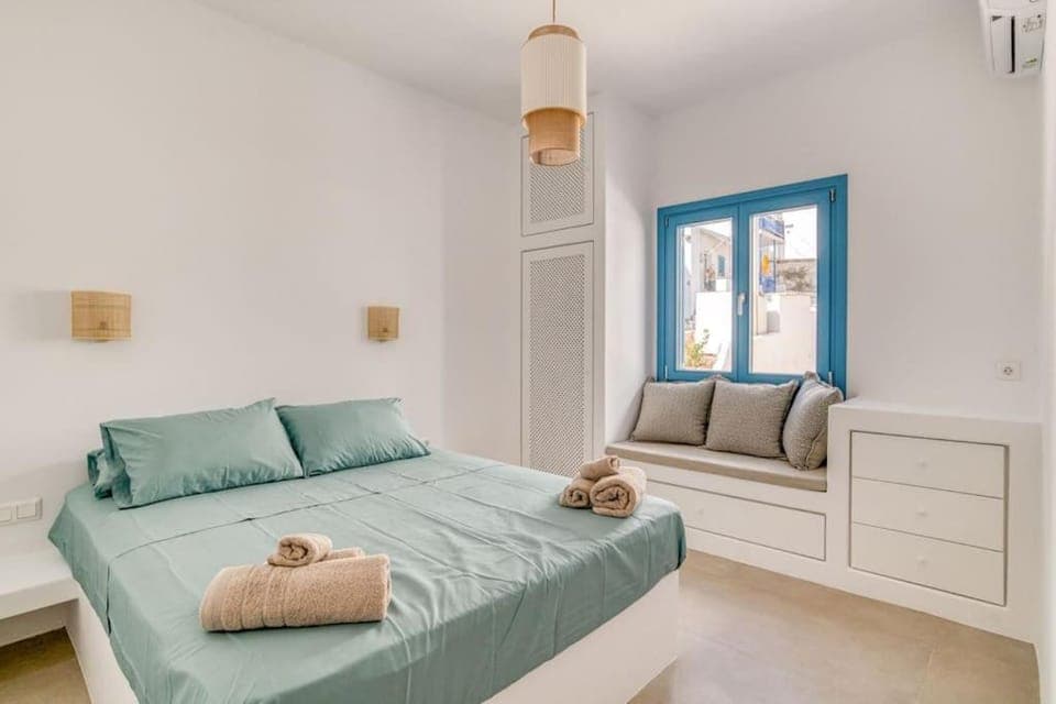 Bed, Photo of the whole room, Seating area, Bedroom, towels