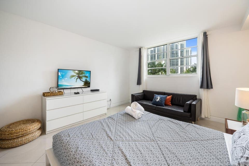 Bed, TV and multimedia, Photo of the whole room, Seating area, Bedroom