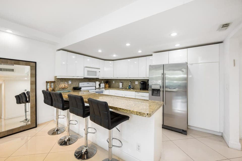 Kitchen or kitchenette, Dining area, oven, stove