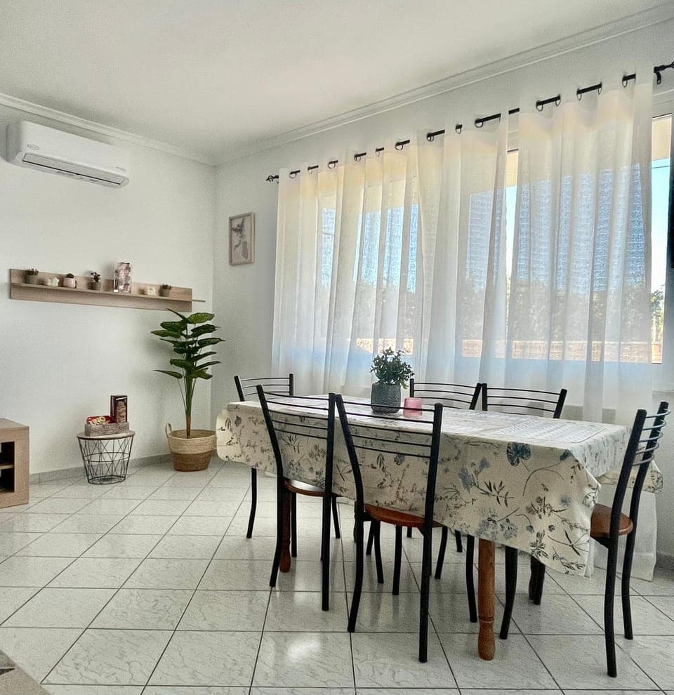 Dining area, air conditioner, air conditioner