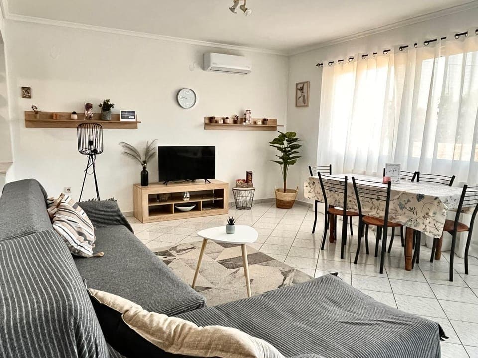 TV and multimedia, Living room, Dining area, air conditioner, air conditioner