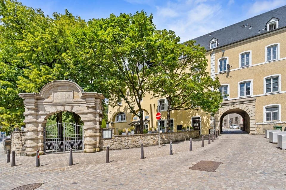 Property building, Day, Location