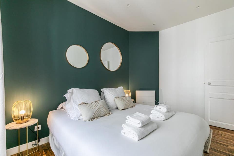 Bed, Photo of the whole room, Bedroom, towels