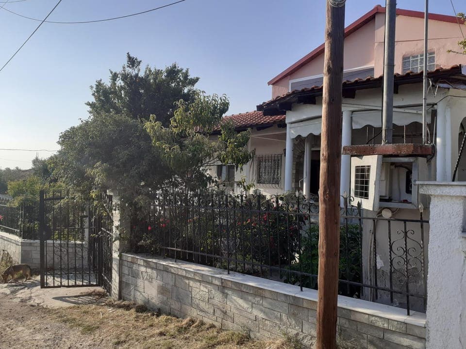 Property building, Facade/entrance, Day, Neighbourhood, Location