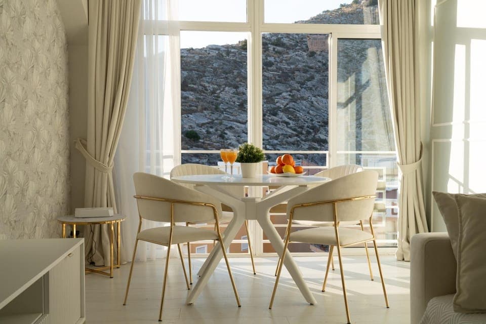 Living room, Food and drinks, Seating area, Dining area