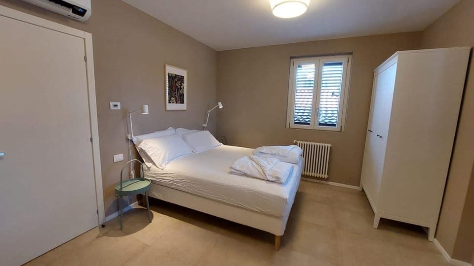 Bed, Bedroom, internet, wardrobe, air conditioner