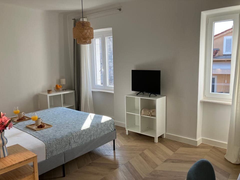 Bed, TV and multimedia, Bedroom