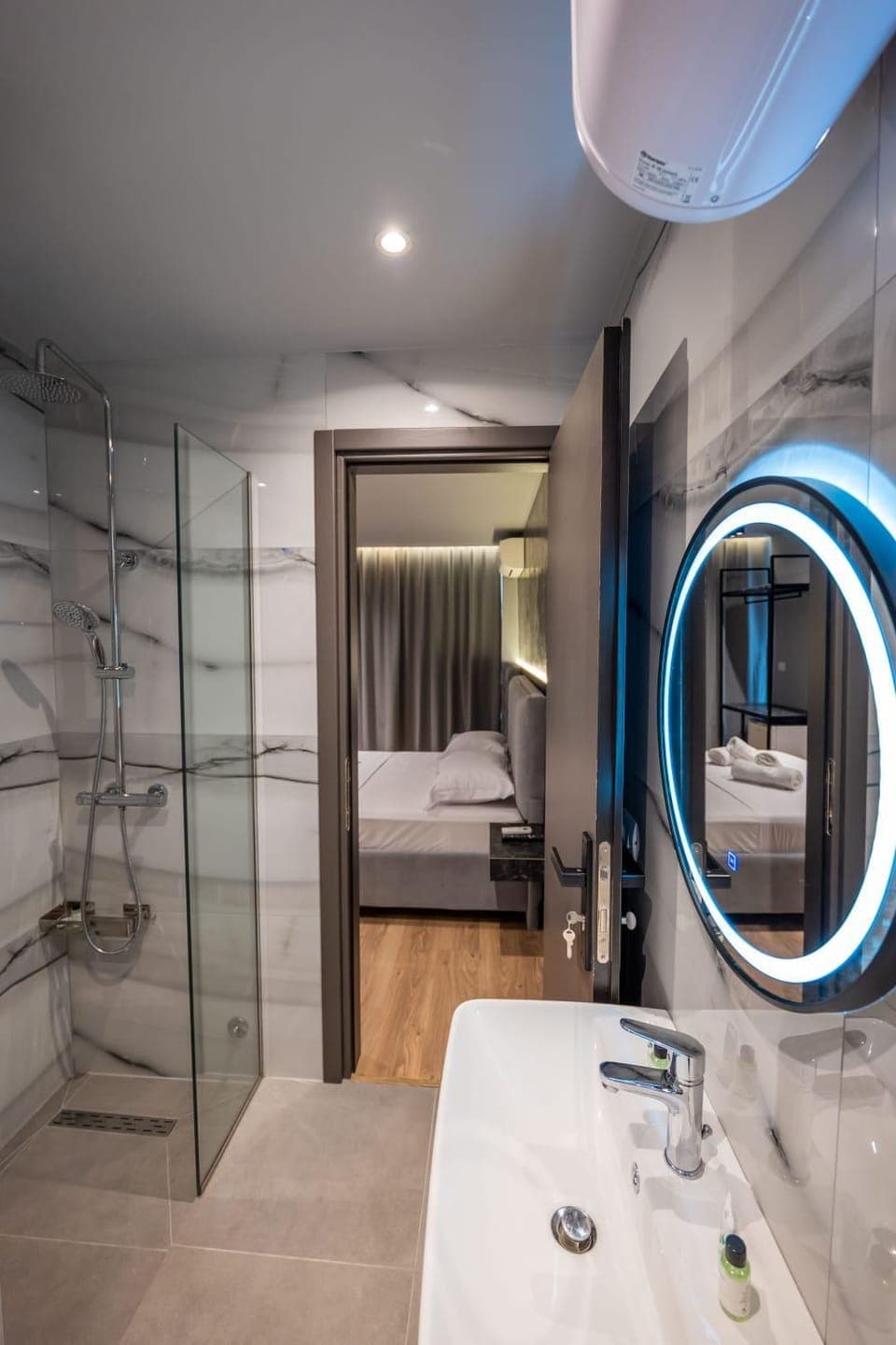 Shower, Bed, Bathroom, Photo of the whole room, Bedroom, towels