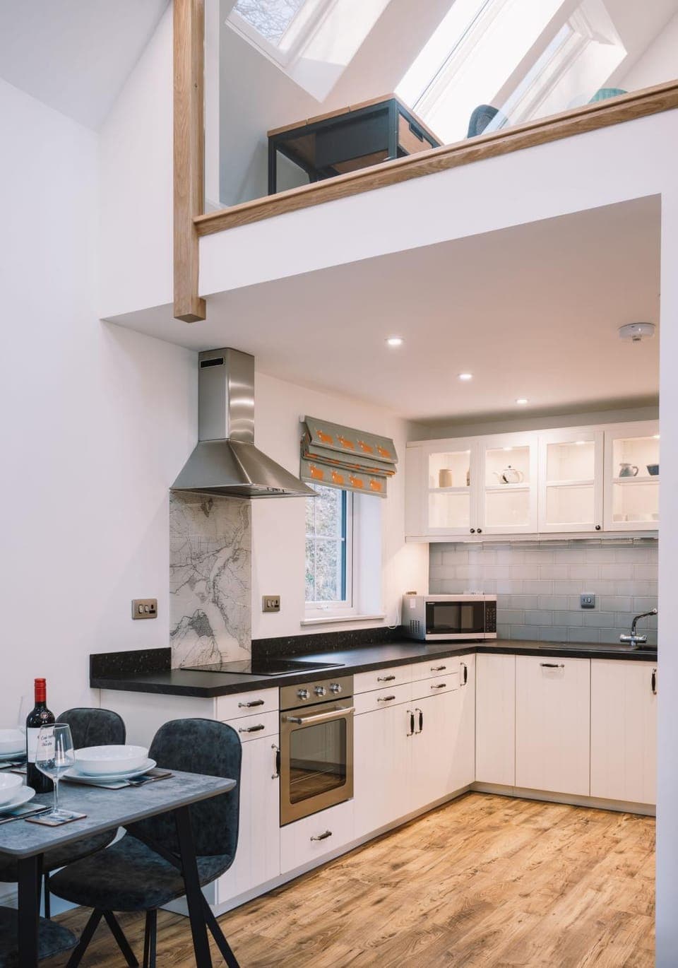 Kitchen or kitchenette, Dining area