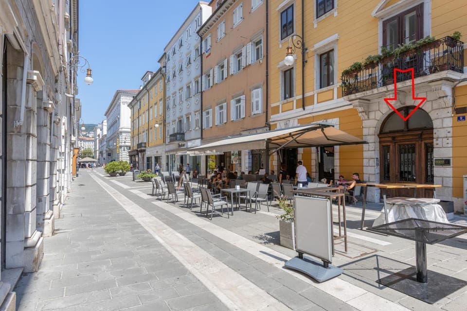 Property building, Day, City view, Location