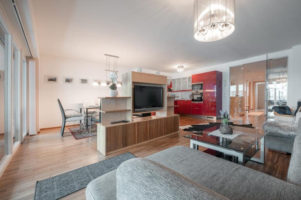 TV and multimedia, Kitchen or kitchenette, Living room, Seating area, Dining area