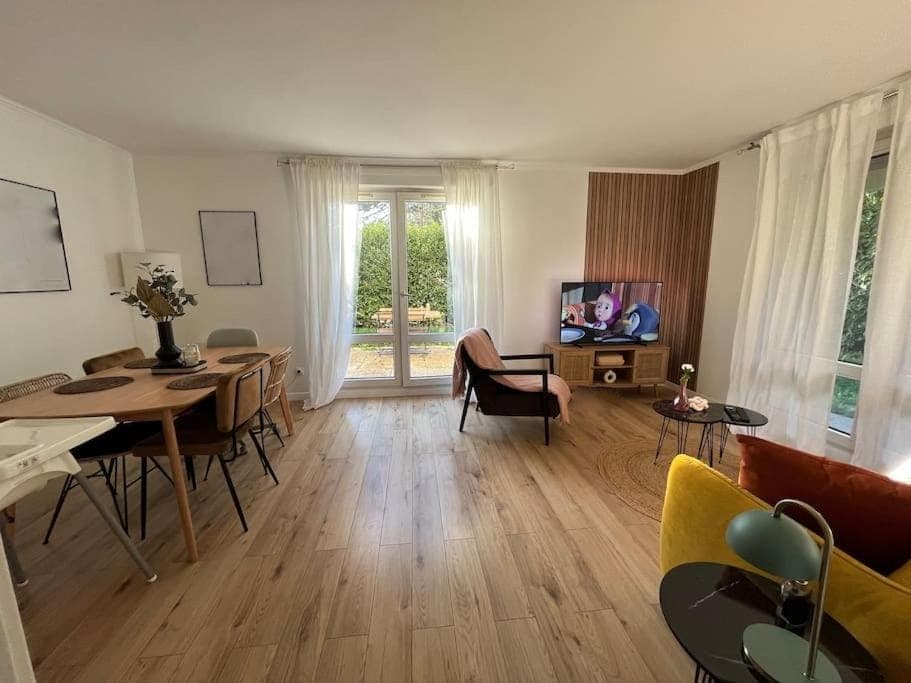 Communal lounge/ TV room, TV and multimedia, Living room, Seating area, Dining area, Garden view