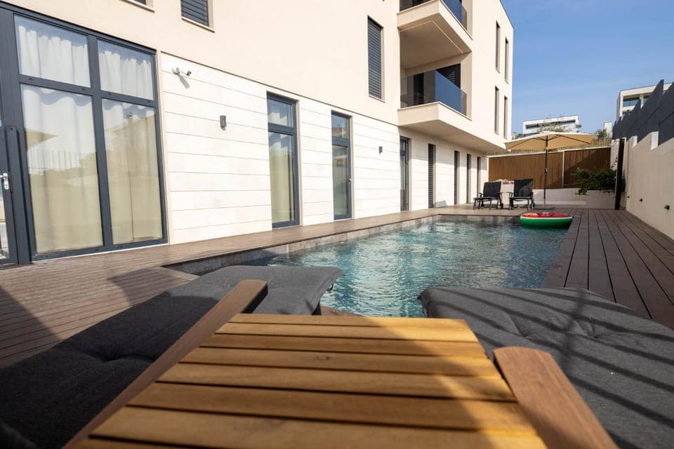 Day, Swimming pool
