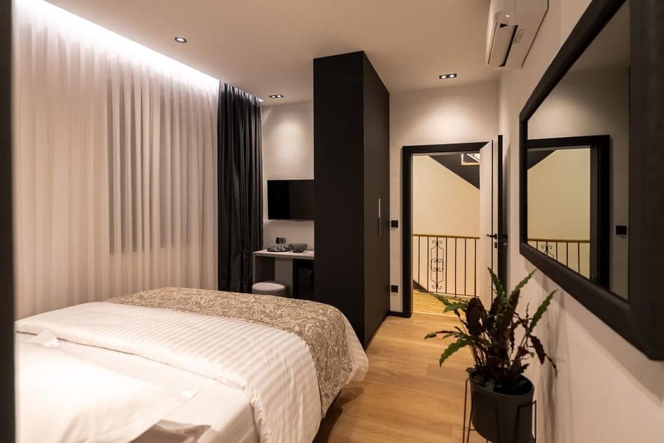 Bed, TV and multimedia, Bedroom, air conditioner