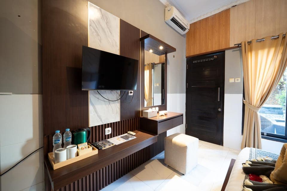 Communal lounge/ TV room, Bed, TV and multimedia, Photo of the whole room, Evening entertainment, Bedroom, towels, air conditioner