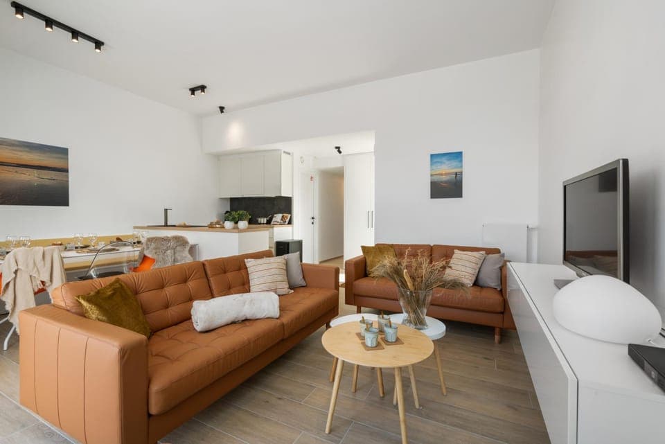 Kitchen or kitchenette, Living room, Seating area, Dining area