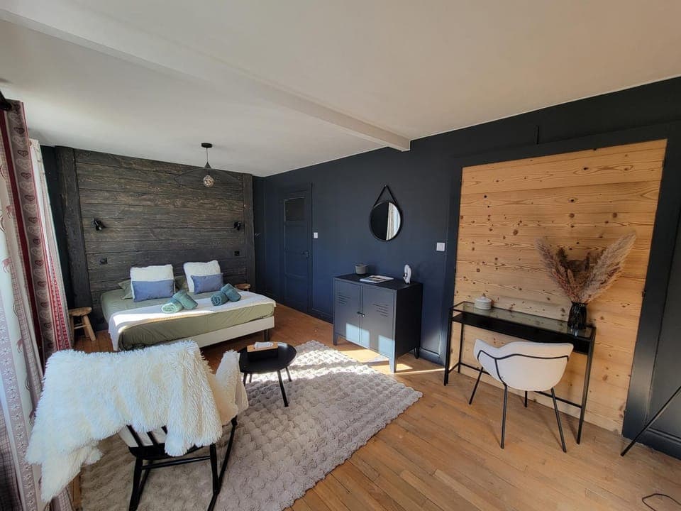 Bed, Living room, Photo of the whole room, Bedroom