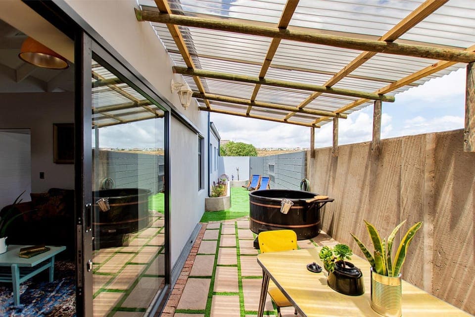 Hot Tub, Inner courtyard view