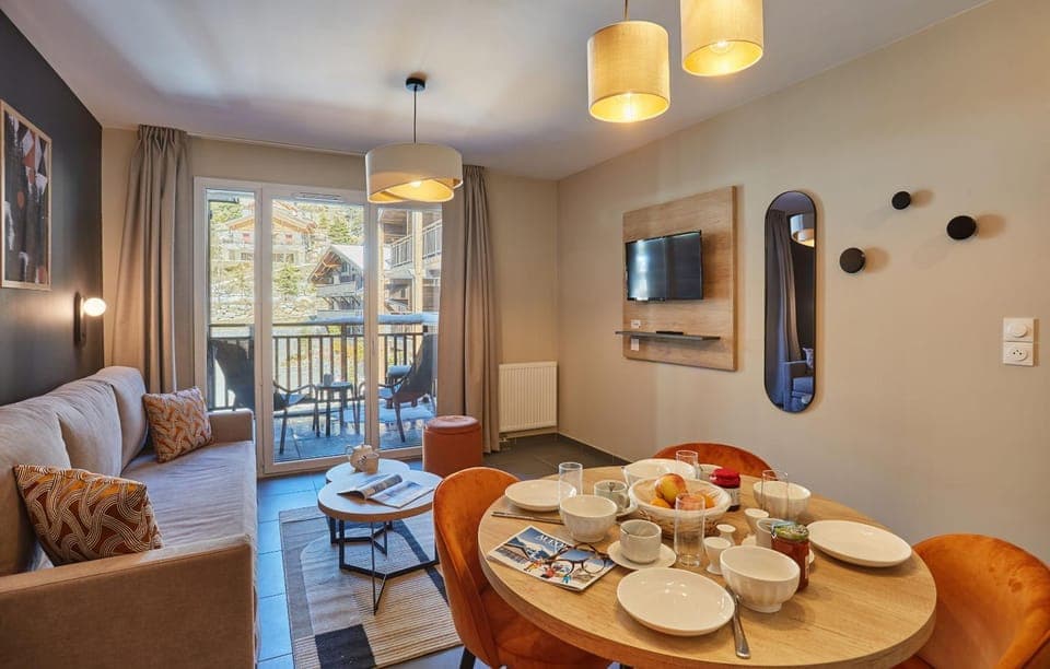 Seating area, Dining area