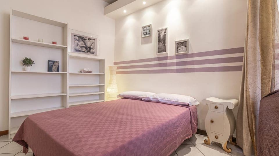 Bed, Photo of the whole room, Decorative detail, Floor plan, Bedroom