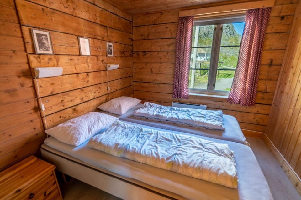 Bedroom, Mountain view