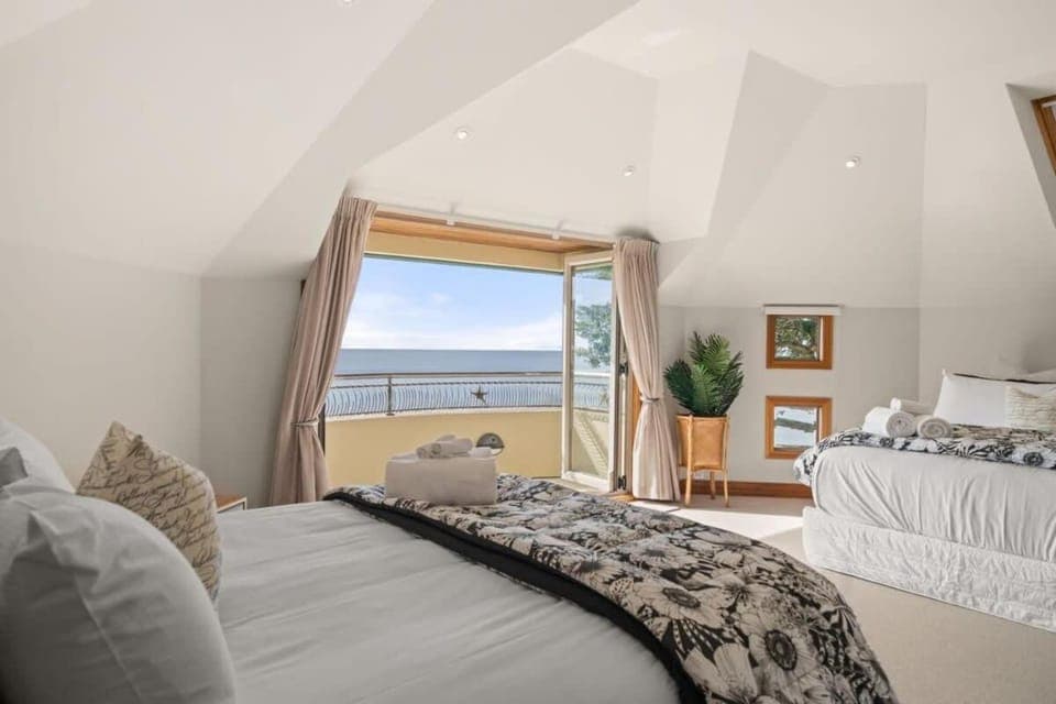Bed, Bedroom, Sea view