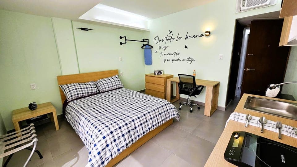 Bed, Coffee/tea facilities, Kitchen or kitchenette, Photo of the whole room, Dining area, Bedroom, minibar, oven, toaster