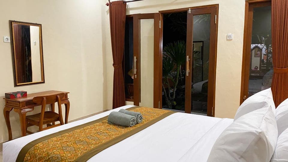 Bed, Photo of the whole room, Bedroom, towels, wardrobe