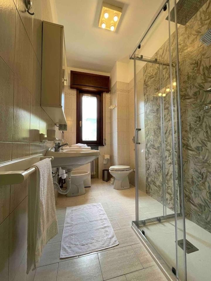 Shower, Toilet, Bathroom, towels, washing machine