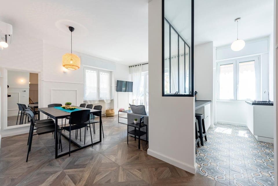 Seating area, Dining area