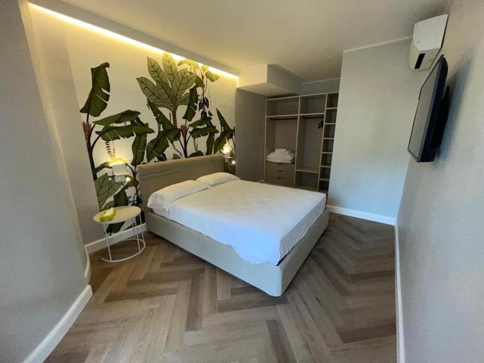 Bed, TV and multimedia, Photo of the whole room, Bedroom