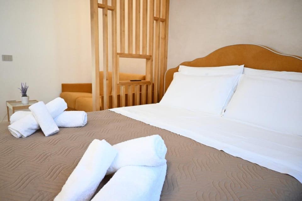 Bed, Photo of the whole room, Bedroom, towels