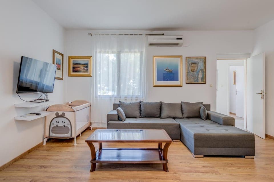 TV and multimedia, Living room, Seating area, Evening entertainment, air conditioner