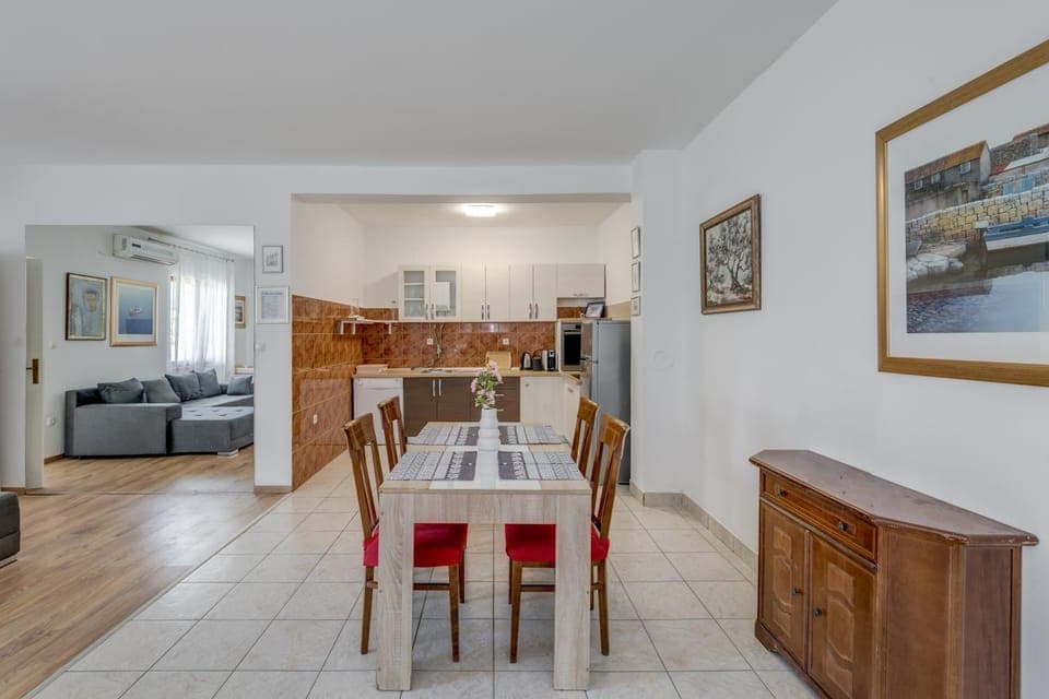 Kitchen or kitchenette, Seating area, Dining area