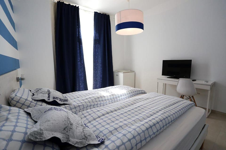 Bed, Day, TV and multimedia, Photo of the whole room, Bedroom
