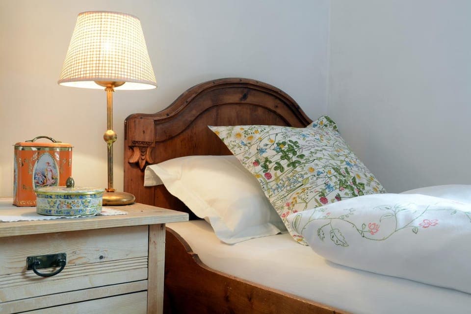 Bed, Photo of the whole room, Decorative detail