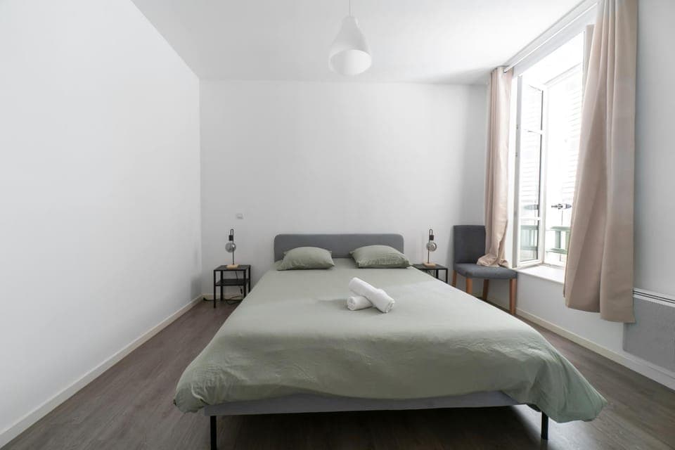 Bed, Photo of the whole room, Bedroom, towels