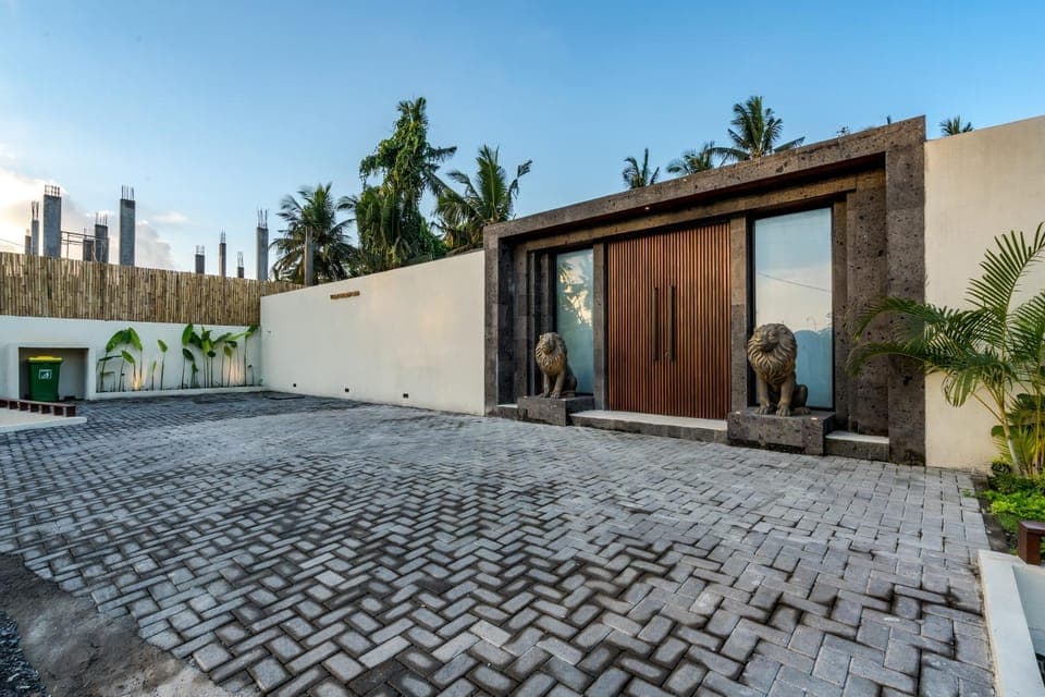 Property building, Facade/entrance, Parking