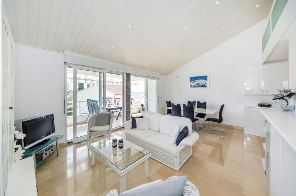 TV and multimedia, Living room, Seating area, Dining area