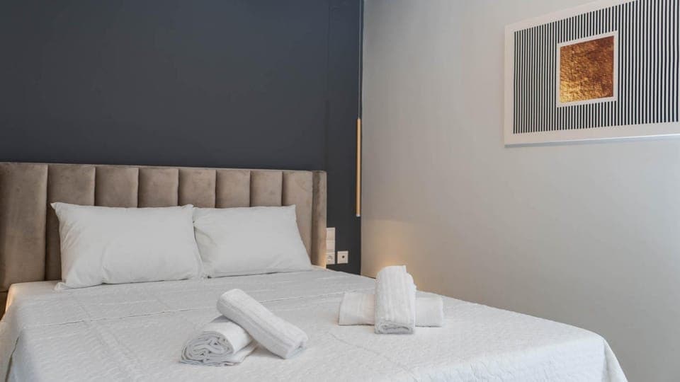 Bed, Photo of the whole room, Bedroom, towels