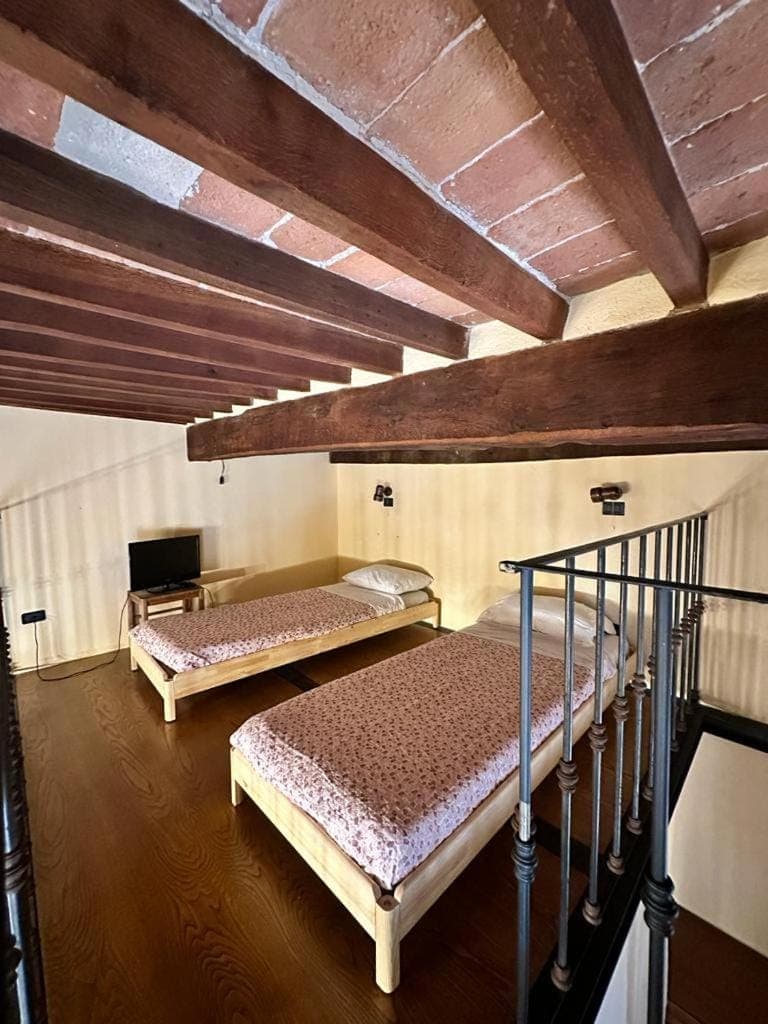 Bed, TV and multimedia, Bedroom