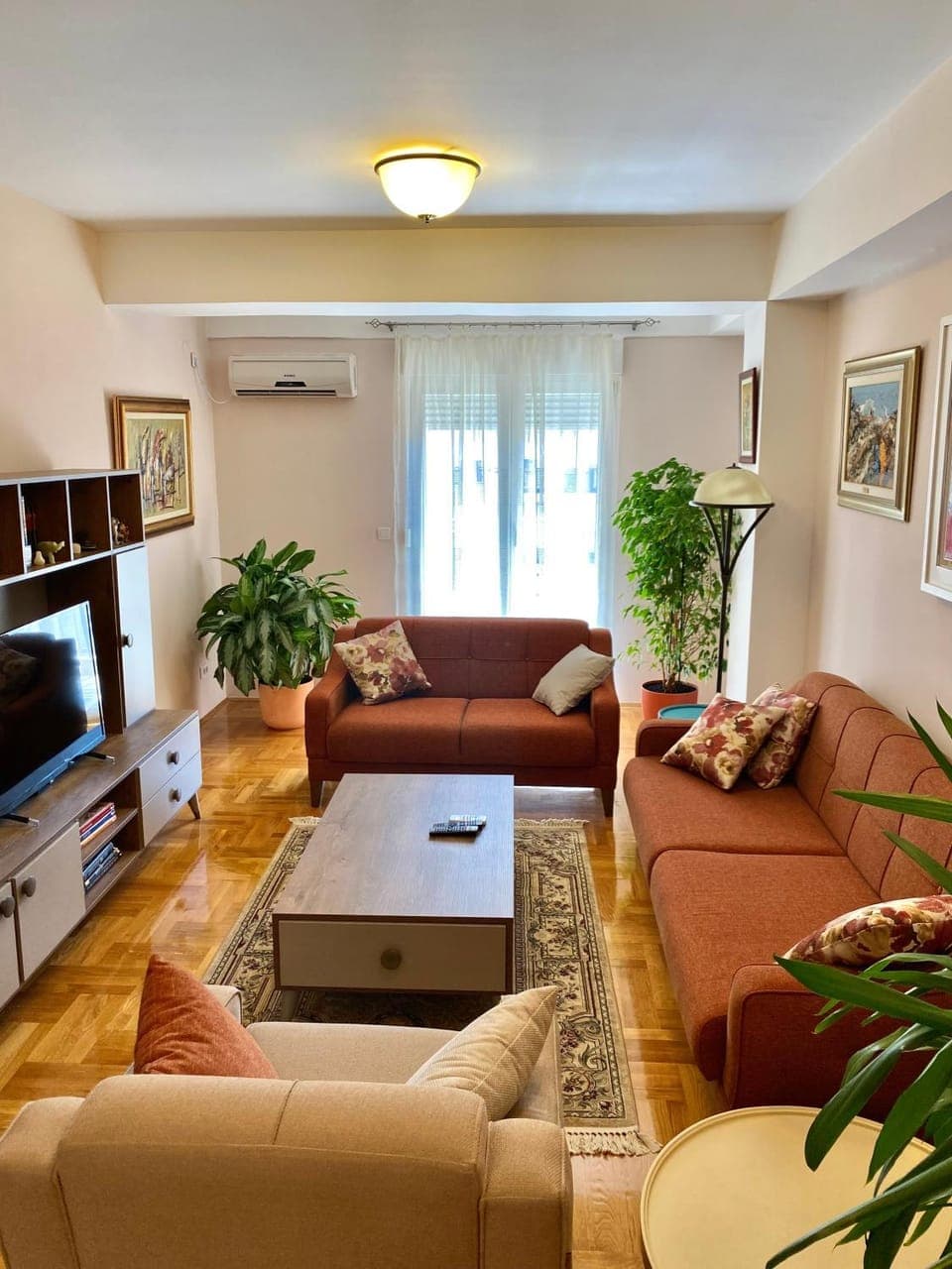 TV and multimedia, Living room, Seating area, Evening entertainment, air conditioner