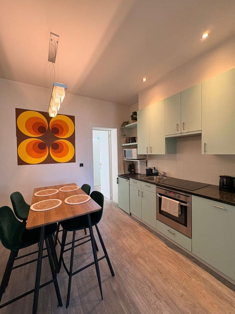 Kitchen or kitchenette, Dining area