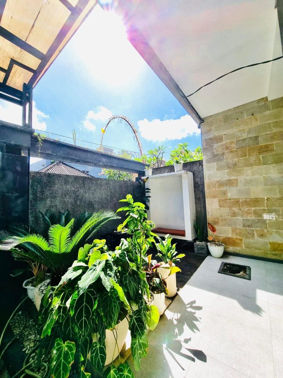 Property building, Garden, Balcony/Terrace, Parking