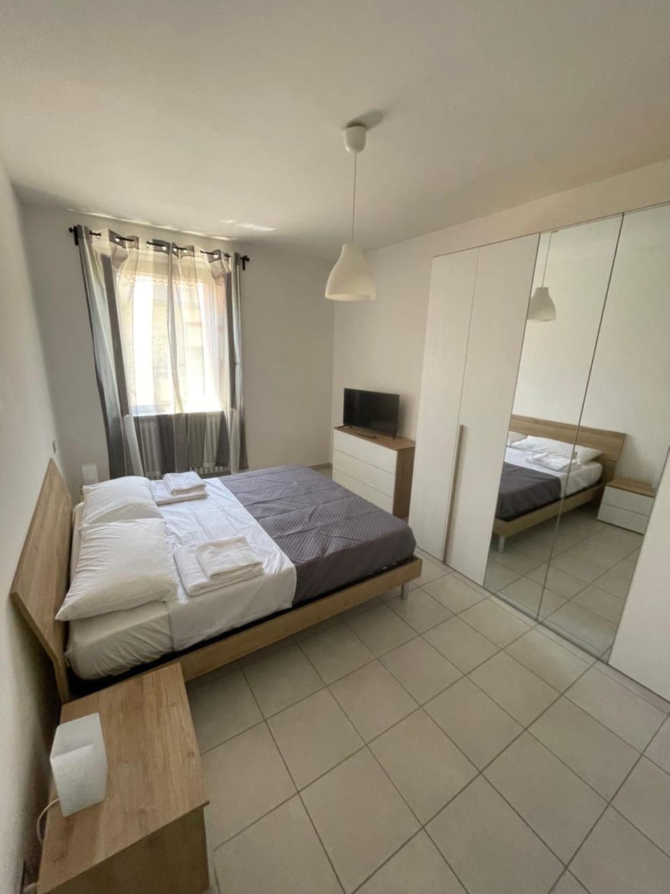 Bed, Photo of the whole room, Bedroom, towels