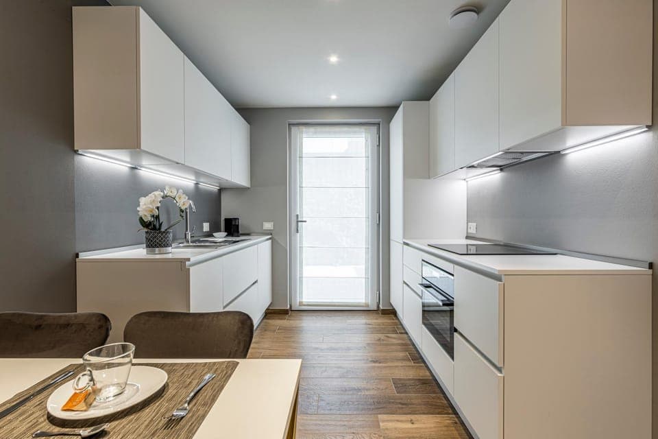 Kitchen or kitchenette, Dining area, oven, stove